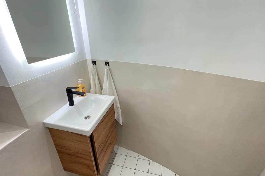 Modern L Netflix L Fast Wifi L Xbox Apartment *